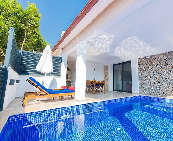 Kaş Bezirgan'da Enfes Doğa Manzaralı, Isıtmalı Havuzlu, Kiralık Suit - 1