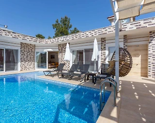 Kaş İslamlar'da Doğayla İç İçe, Sonsuzluk Havuzlu, Konforlu Villa - 1