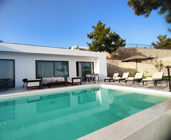 Kaş İslamlar'da Çekirdek Ailelere Uygun, Özel Havuzlu Modern Villa - 1