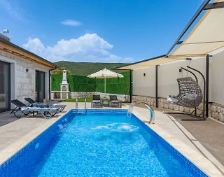 Kaş Bayındır'da Geniş Bahçeli, Özel Havuzlu, Salıncaklı Balayı Villası - 1