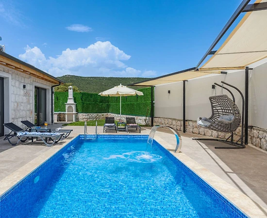 Kaş Bayındır'da Geniş Bahçeli, Özel Havuzlu, Salıncaklı Balayı Villası - 1