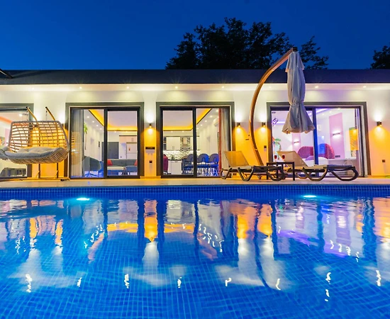 Kaş Çayköy'de Sakin Konumda, Özel Havuzlu, 5 Kişilik, Kiralık Villa - 1