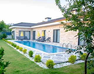 Köyceğiz Beyobası'da Geniş Bahçeli, Özel Havuzlu, Lüks Villa - 1