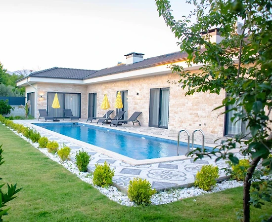 Köyceğiz Beyobası'da Geniş Bahçeli, Özel Havuzlu, Lüks Villa - 1