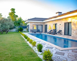 Köyceğiz Beyobası'da Geniş Bahçeli, Özel Havuzlu, Lüks Villa  - 2