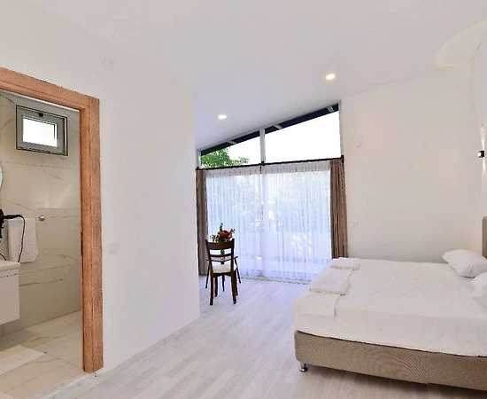 Kumluca Adrasan'da Kahvaltı Dahil, 3 Kişilik, Konforlu Oda - 1