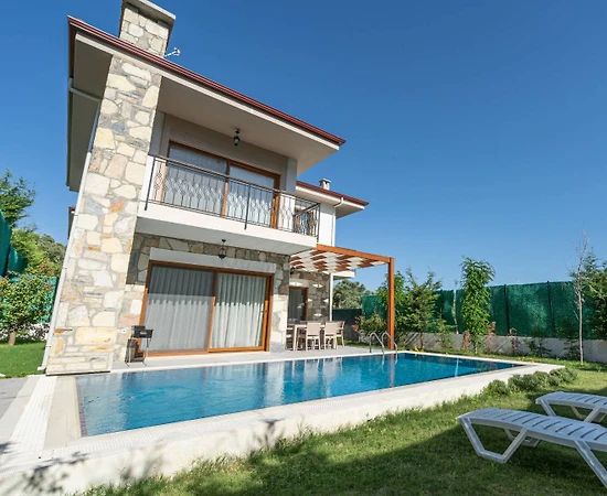 Kuşadası Caferli'de Geniş Ailelere Uygun, Özel Havuzlu, 3+1 Villa - 1