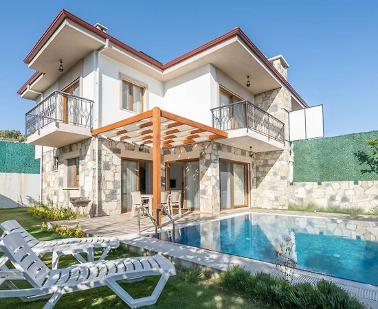 Kuşadası Caferli'de Sakin Konumda, Özel Havuzlu, Bahçeli Villa - 1