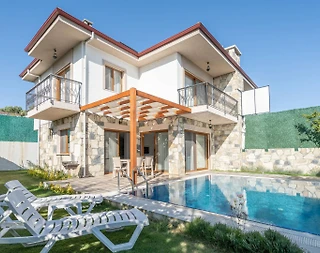 Kuşadası Caferli'de Sakin Konumda, Özel Havuzlu, Bahçeli Villa - 1