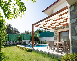 Kuşadası Caferli'de Sakin Konumda, Özel Havuzlu, Bahçeli Villa - 2