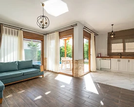 Kuşadası Caferli'de Sakin Konumda, Özel Havuzlu, Bahçeli Villa - 3