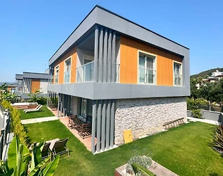 Kuşadası Davutlar'da Modern Tasarımlı, Geniş Bahçeli, Jakuzili Villa - 1