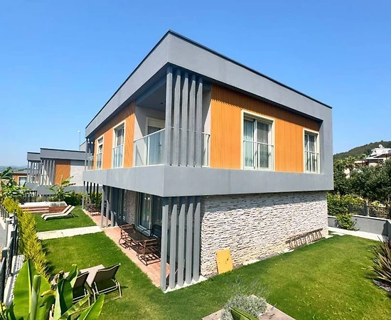 Kuşadası Davutlar'da Modern Tasarımlı, Geniş Bahçeli, Jakuzili Villa - 1