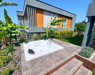 Kuşadası Davutlar'da Modern Tasarımlı, Geniş Bahçeli, Jakuzili Villa - 2