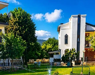 Kuşadası Davutlar'da Merkezi Konumda, Ortak Havuzlu, Kiralık Villa - 1