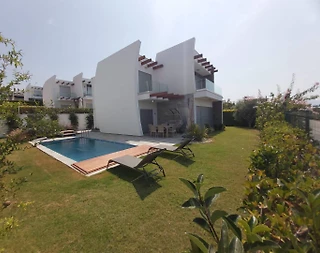 Kuşadası Değirmendere'de Barbekü Alanlı, Özel Havuzlu, Geniş Villa - 1