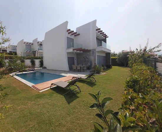 Kuşadası Değirmendere'de Barbekü Alanlı, Özel Havuzlu, Geniş Villa - 1