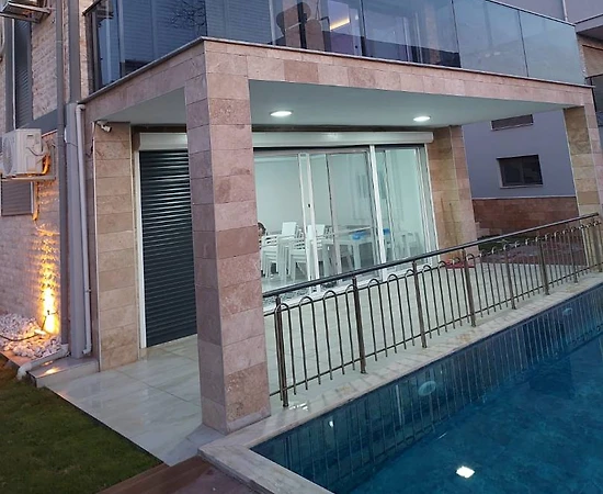 Kuşadası Güzelçamlı'da Merkeze Yakın, Özel Havuzlu, Kiralık Villa - 1