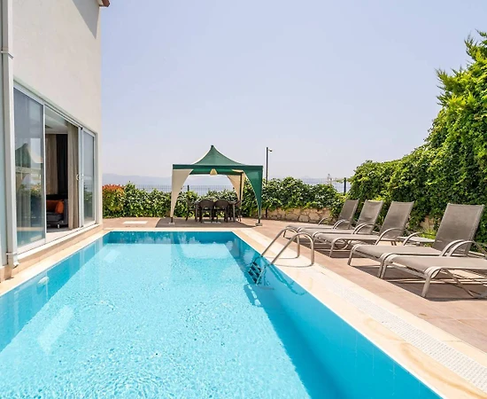 Kuşadası Kadınlar Denizi'nde Site İçerisinde, Özel Havuzlu, Lüks Villa - 1