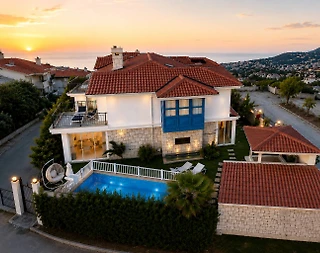 Kuşadası Karaova'da Eşsiz Deniz Manzaralı, Özel Havuzlu, Lüks Villa - 1
