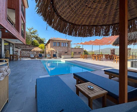 Kuşadası Kirazlı'da Dağ Manzaralı, Ortak Havuzlu, Konforlu Suite Oda - 1