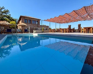 Kuşadası Kirazlı'da Dağ Manzaralı, Ortak Havuzlu, Konforlu Suite Oda - 2
