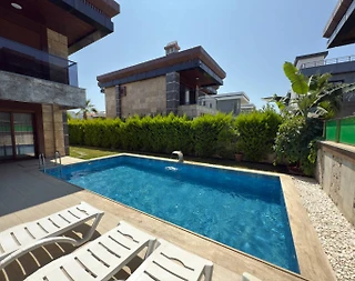 Kuşadası Soğucak'ta Denize Yakın, Özel Havuzlu, 4+1 Villa - 1