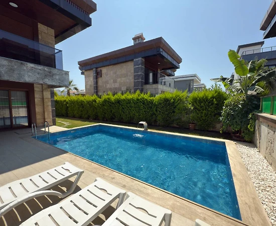 Kuşadası Soğucak'ta Denize Yakın, Özel Havuzlu, 4+1 Villa - 1