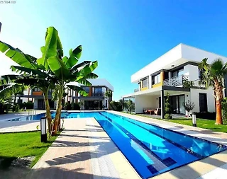 Kuşadası Soğucak'ta Elverişli Konumda, Ortak Havuzlu, Kiralık Villa - 1