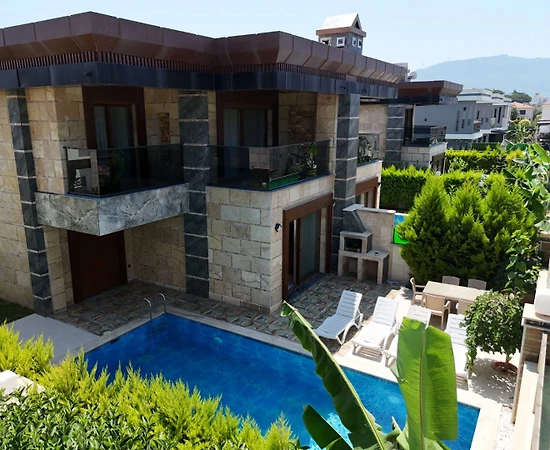Kuşadası Soğucak'ta Elverişli Konumda, Özel Havuzlu, Lüks Villa - 1