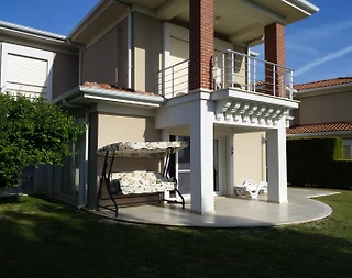 Kuşadası Soğucak'ta Merkeze Yakın Konumda, Ortak Havuzlu, Kiralık Villa - 1