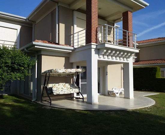 Kuşadası Soğucak'ta Merkeze Yakın Konumda, Ortak Havuzlu, Kiralık Villa - 1