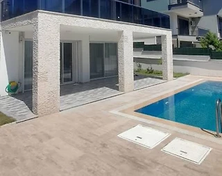 Kuşadası Soğucak'ta Merkezi Konumda, Özel Havuzlu, Konforlu Villa - 1