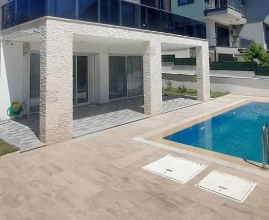 Kuşadası Soğucak'ta Merkezi Konumda, Özel Havuzlu, Konforlu Villa - 1