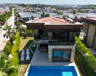 Kuşadası Soğucak'ta Modern Tasarımlı, Özel Havuzlu, Lüks Villa - 1