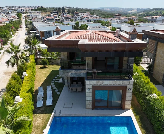 Kuşadası Soğucak'ta Modern Tasarımlı, Özel Havuzlu, Lüks Villa - 1