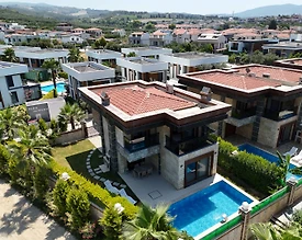 Kuşadası Soğucak'ta Modern Tasarımlı, Özel Havuzlu, Lüks Villa - 2