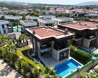 Kuşadası Soğucak'ta Modern Tasarımlı, Özel Havuzlu, Lüks Villa - 2