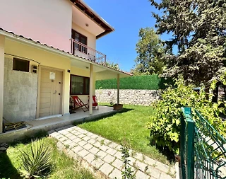 Kuşadası Yavansu'da Merkezi Konumda, Ortak Havuzlu, Yazlık Villa - 1