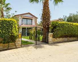 Aydın Kuşadası'nda Nezih Konumda, Geniş Ailelere Uygun, Taş Villa - 2