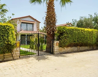 Aydın Kuşadası'nda Nezih Konumda, Geniş Ailelere Uygun, Taş Villa - 2