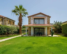 Aydın Kuşadası'nda Nezih Konumda, Geniş Ailelere Uygun, Taş Villa - 3