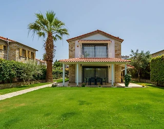 Aydın Kuşadası'nda Nezih Konumda, Geniş Ailelere Uygun, Taş Villa - 3