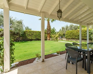 Aydın Kuşadası'nda Nezih Konumda, Geniş Ailelere Uygun, Taş Villa - 4