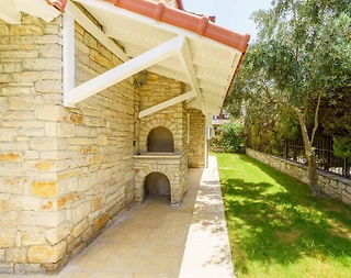 Aydın Kuşadası'nda Nezih Konumda, Geniş Ailelere Uygun, Taş Villa - 5