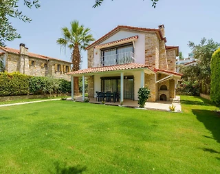 Aydın Kuşadası'nda Nezih Konumda, Geniş Ailelere Uygun, Taş Villa - 1