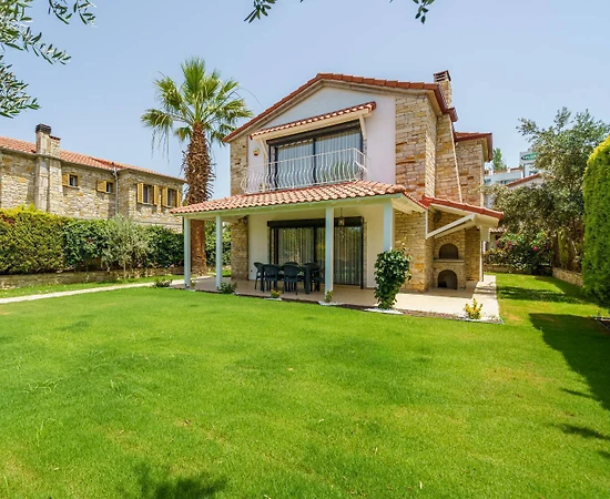 Aydın Kuşadası'nda Nezih Konumda, Geniş Ailelere Uygun, Taş Villa - 1