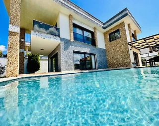 Kuşadası'nda Elverişli Konumda, Bahçeli, Özel Havuzlu, Konforlu Villa - 4