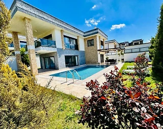Kuşadası'nda Elverişli Konumda, Bahçeli, Özel Havuzlu, Konforlu Villa - 1