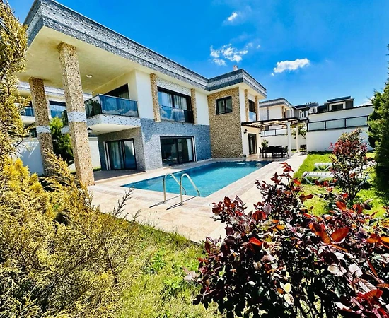 Kuşadası'nda Elverişli Konumda, Bahçeli, Özel Havuzlu, Konforlu Villa - 1